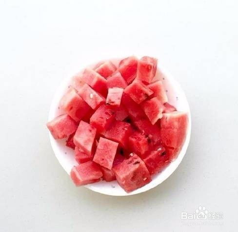 轻松掌握！高效切西瓜的小妙招 1