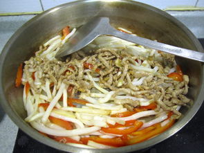 家常美味：银条炒瘦肉的详细制作步骤 1
