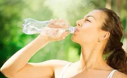 成年女性每天应该喝多少水? 2