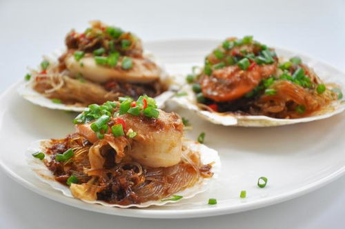 蒜蓉粉丝蒸扇贝：鲜美入味的海鲜大餐 1