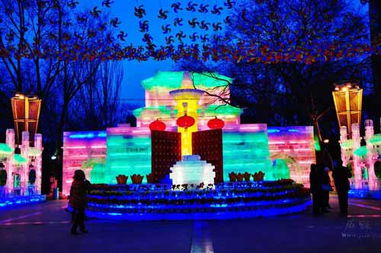 《〈江南百景图〉中的神龙冰雕建筑特色解析》 3