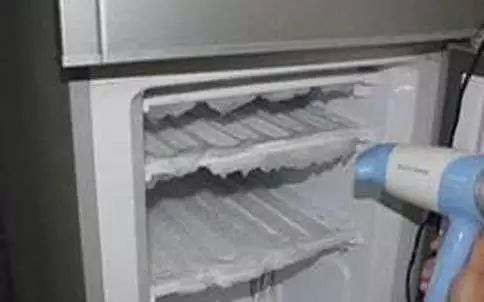 冰箱结厚冰霜,哪种清除方式更安全? 1