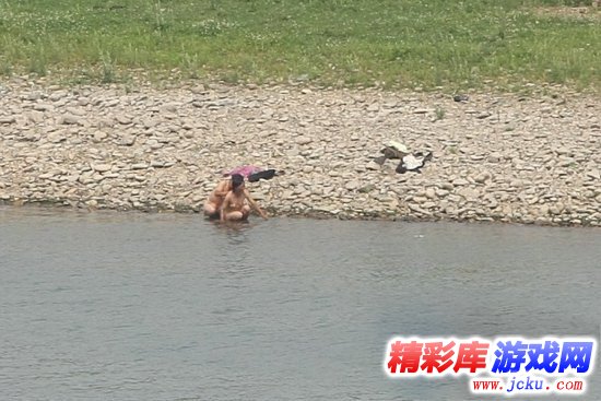 朝鲜女兵陪农民睡觉