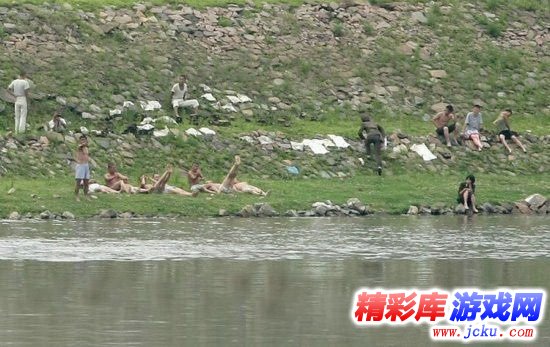 朝鲜女兵陪农民睡觉